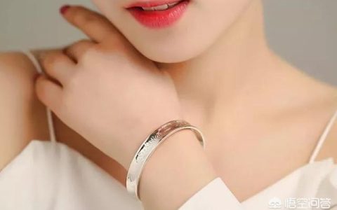 女人银镯子的正确戴法（女人戴银手镯戴哪只手好）