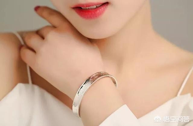 女人银镯子的正确戴法（女人戴银手镯戴哪只手好）